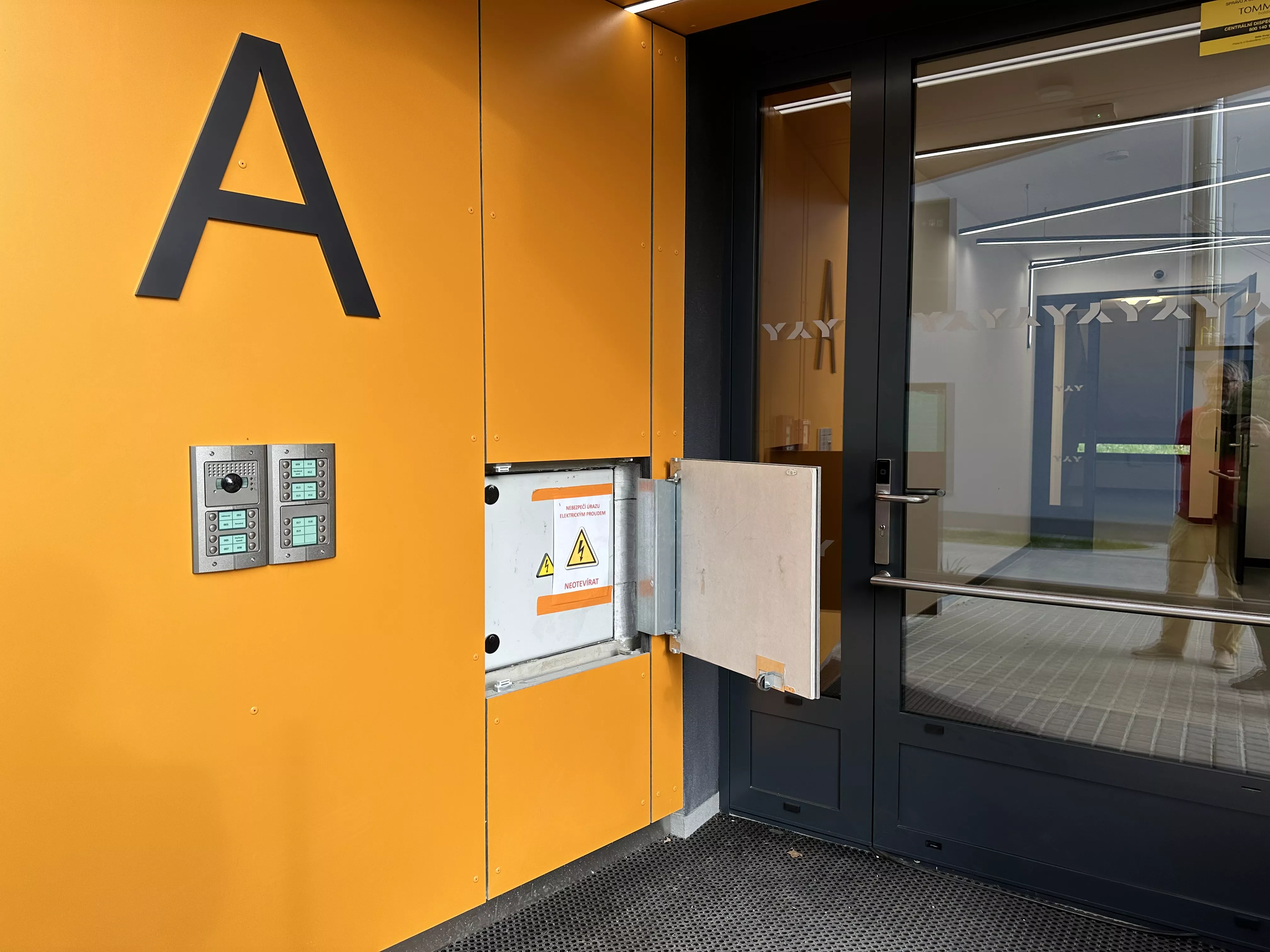 Neviditelná dvířka ve fasádě rezidenčního projektu